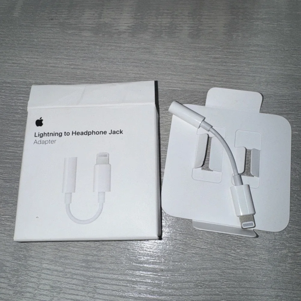Apple  MMX62AM/A Headphone Jack Adapter  Lightning to Headphone Jack